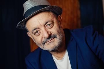 Illustration de « On ne dit jamais assez aux gens qu'on aime qu'on les aime » par Louis Chedid